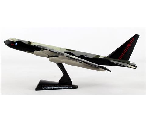 コレクターの方、必見！激レア！B-52 STRATOFORTRESS プラモデル 1/72 B-52H ストラトフォートレス 前期型 限定版 プラモデル