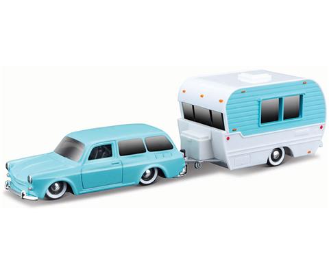 新品レアMaisto TOW&GOキャンピングトレーラーVWsquareback 1967 Volkswagen 1600 Squareback in Light Blue with Matching Travel