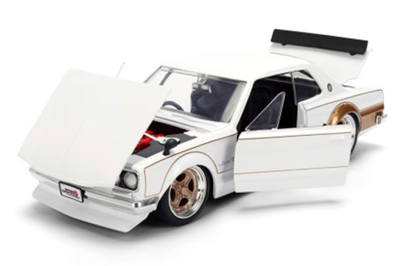 1/43エブロNissan Skyline GT-R 1971 WHITE 1971 Nissan Skyline 2000 GT-R in White with Gold Accents - 37021