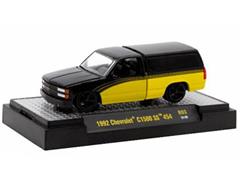 M2MACHINES #32500-93-F - Auto-Thentics Release 93 - 1992 Chevrolet C1500 Pickup Truck in Black and Yellow