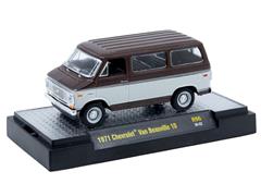M2MACHINES #32600-96-C - 1971 Chevrolet Van Beauville 10 in Brown