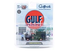 M2MACHINES #67500-18-D - Gulf - 1959 GMC Fleet Option Truck in black with gas pump and station attendant - Gulf