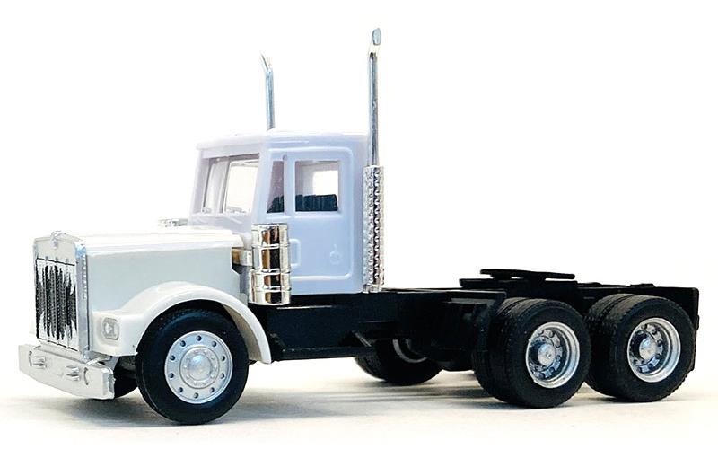 Kenworth W900 Day Cab Short in White with Growl on Grill - Cab