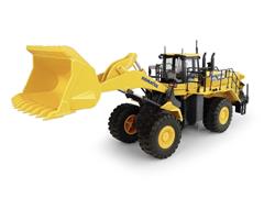 8127 - Universal Hobbies Komatsu WA600 8 Wheel Loader