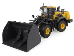 8171 - Universal Hobbies Komatsu WA475 10 Wheel Loader